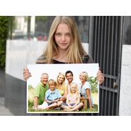 Фотоэффект онлайн со знаменитостями - Аманда Сейфрид держит постер с вашим фото