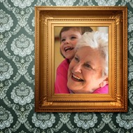 Фотоэффекты онлайн - старинная золотая рамка на стене