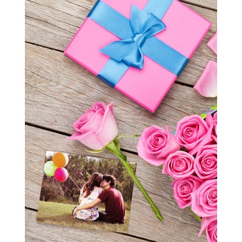 Романтическая рамка с розовыми розами и подарком